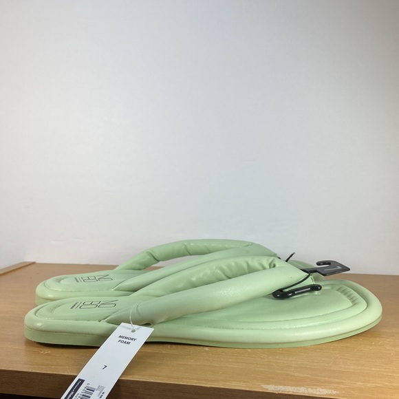 No Boundaries Memory Foam Puffy Flip Flops Women’s Size 7 - Picture 9 of 12